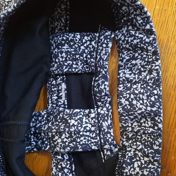 Lululemon Athletica Mesh Back Cut out Black Sports Bra - Picture 6 of 6